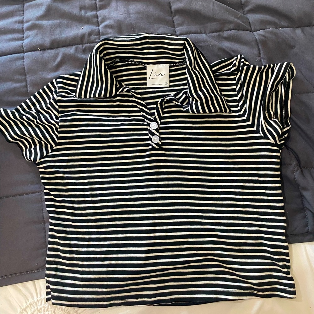 Cropped stripe shirt.